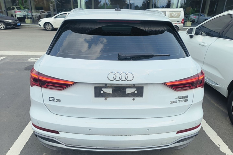 Audi Q3 2022 car image #6