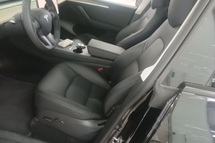 Tesla Model Y 2023 immagine di auto #15