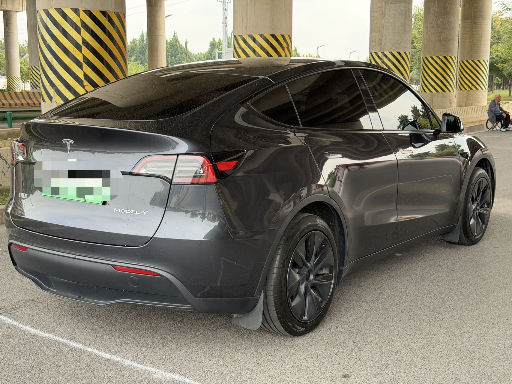 Tesla Model Y 2025 #2 Tesla Model Y 2025 car image #2