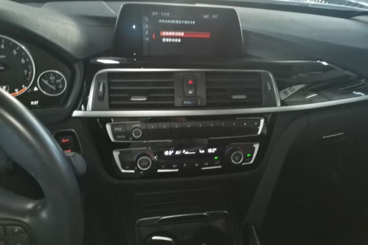 BMW 3 Series 2018 car image #17
