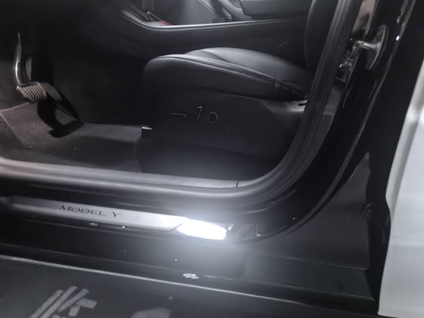 Tesla Model Y 2023 car image #2