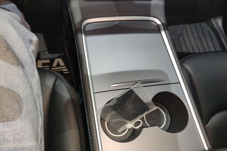 Tesla Model Y 2023 car image #14