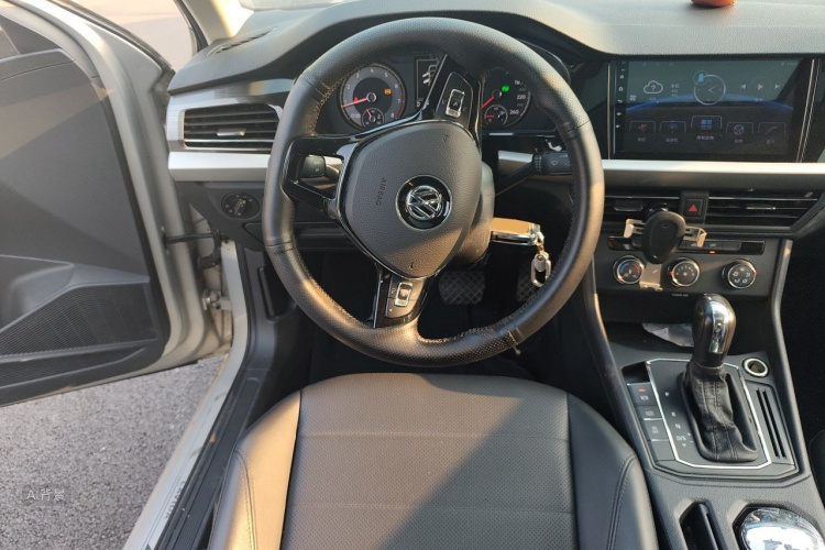Volkswagen Lavida 2019 car image #12