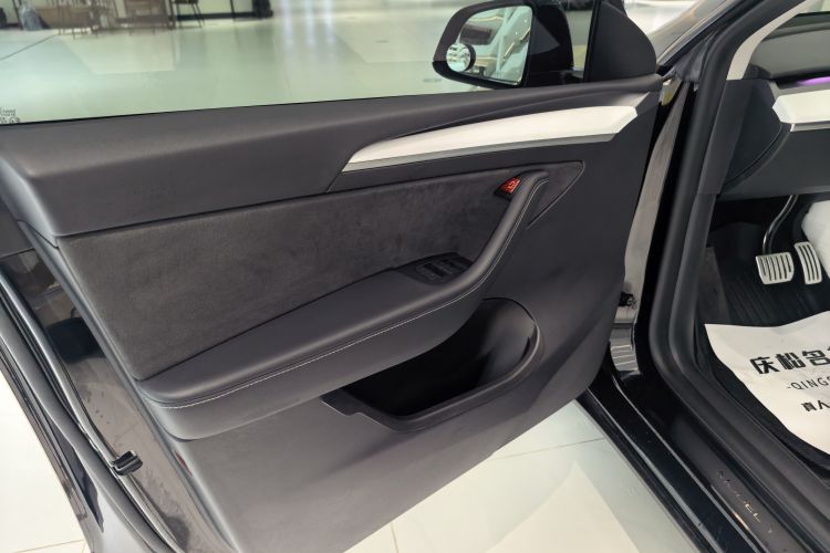Tesla Model Y 2023 car image #20
