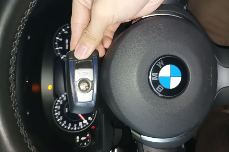 BMW 3 Series 2018 car image #9
