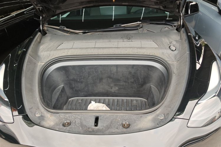 Tesla Model Y 2023 car image #25