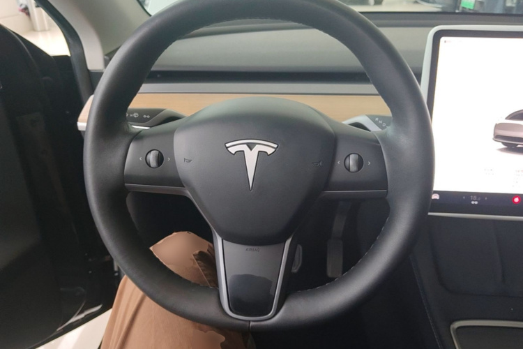 Tesla Model Y 2022 car image #11
