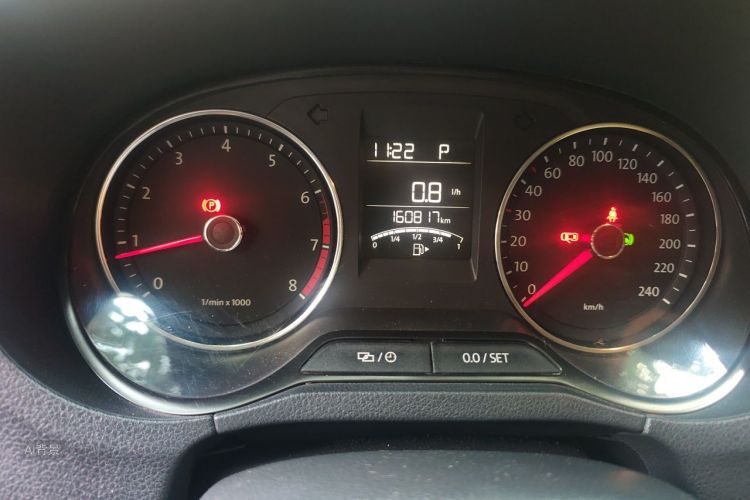 Volkswagen Polo 2015 car image #14