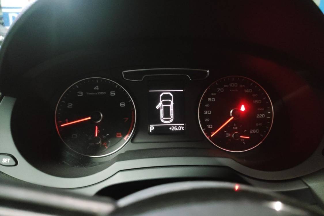 Audi Q3 2017 car image #26