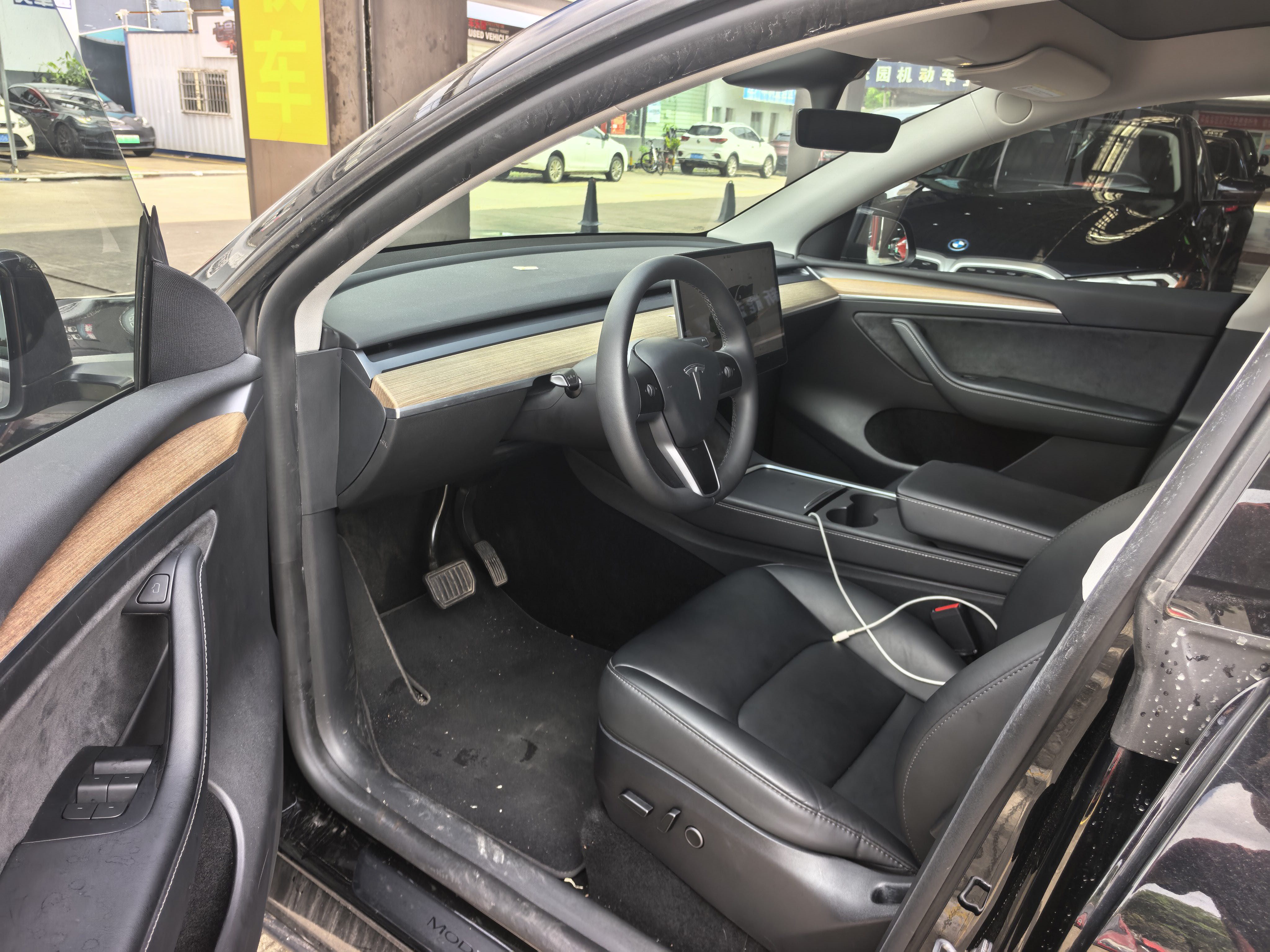 Tesla Model Y 2023 car image #2