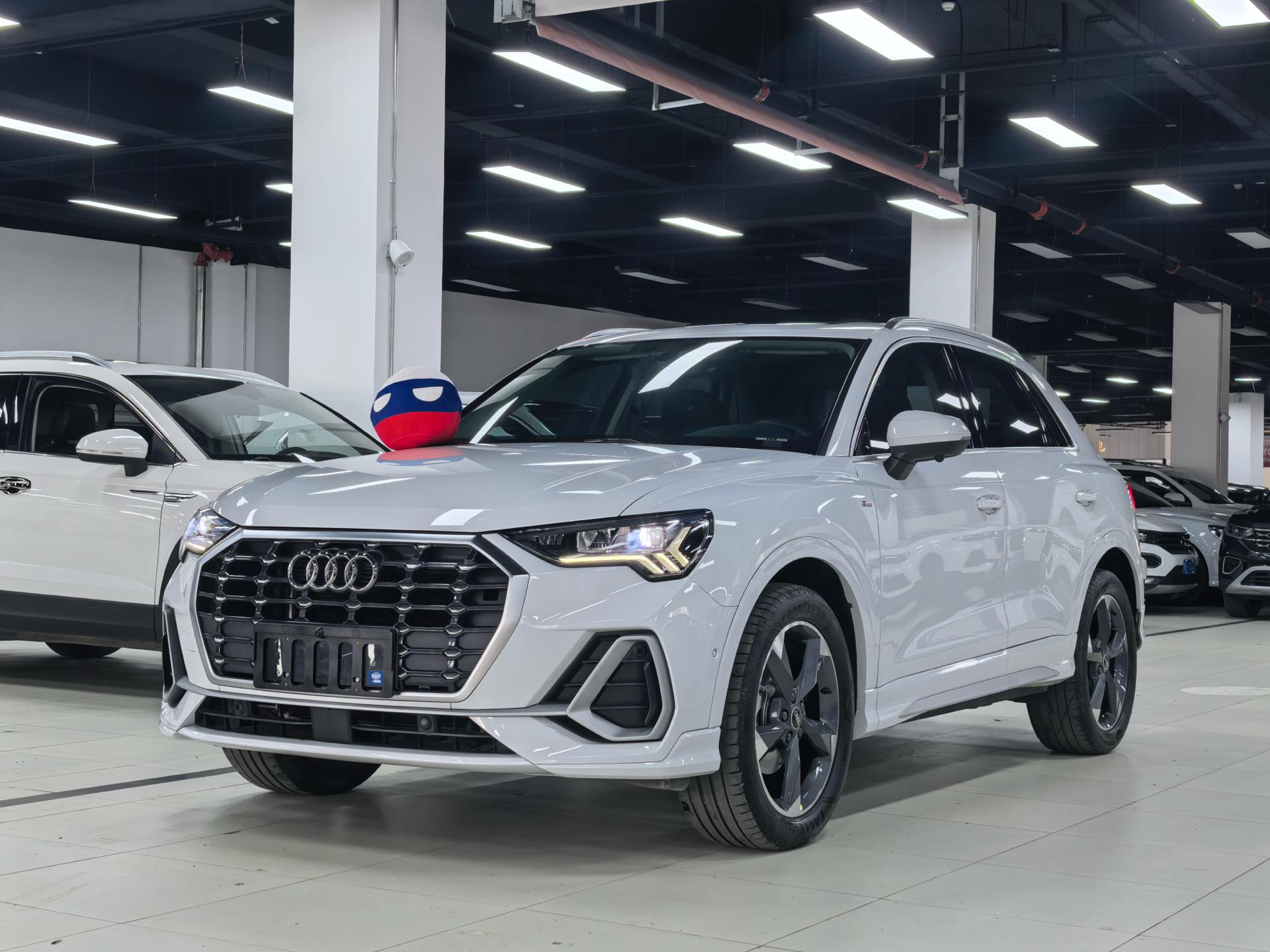 Audi Q3 2023 car image 