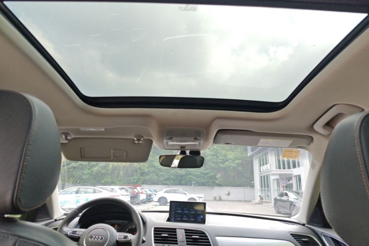 Audi Q3 2019 car image #18