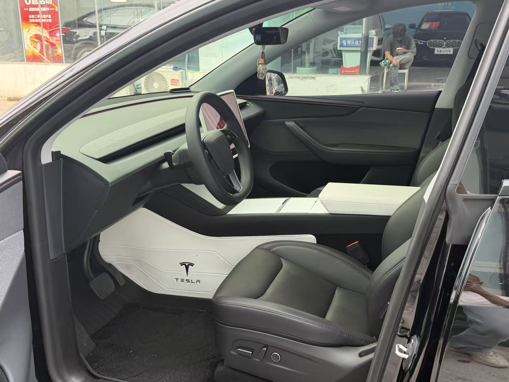 Tesla Model Y 2025 car image #3
