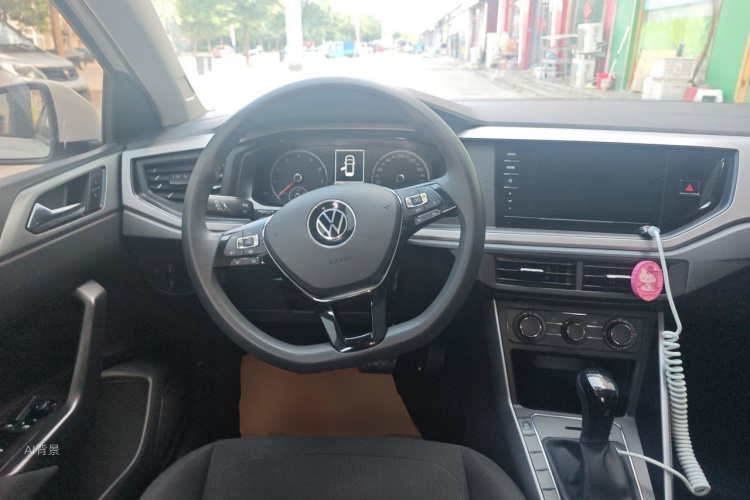 Volkswagen Polo 2022 car image #12