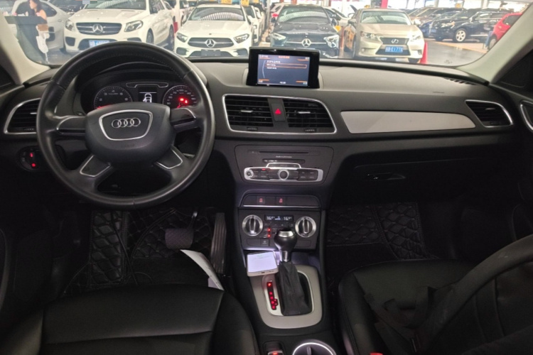 Audi Q3 2014 car image #11