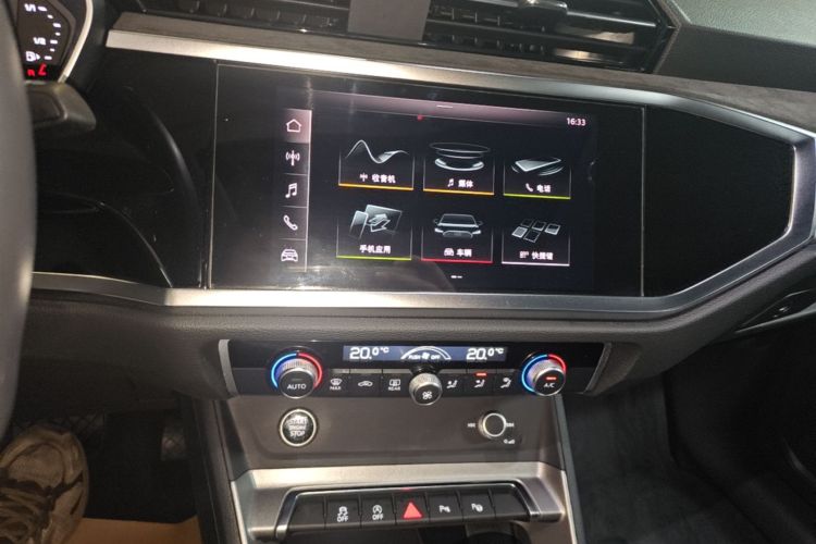 Audi Q3 2021 car image #13