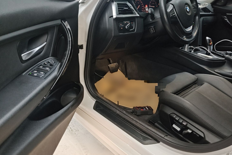 BMW 3 Series 2018 car image #16