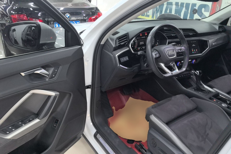 Audi Q3 2023 car image #12