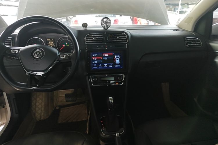 Volkswagen Polo 2014 car image #13