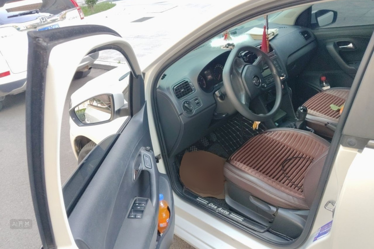 Volkswagen Polo 2016 car image #18