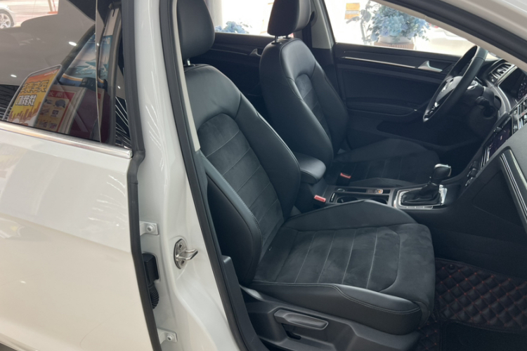 Volkswagen Golf 2019 car image #24