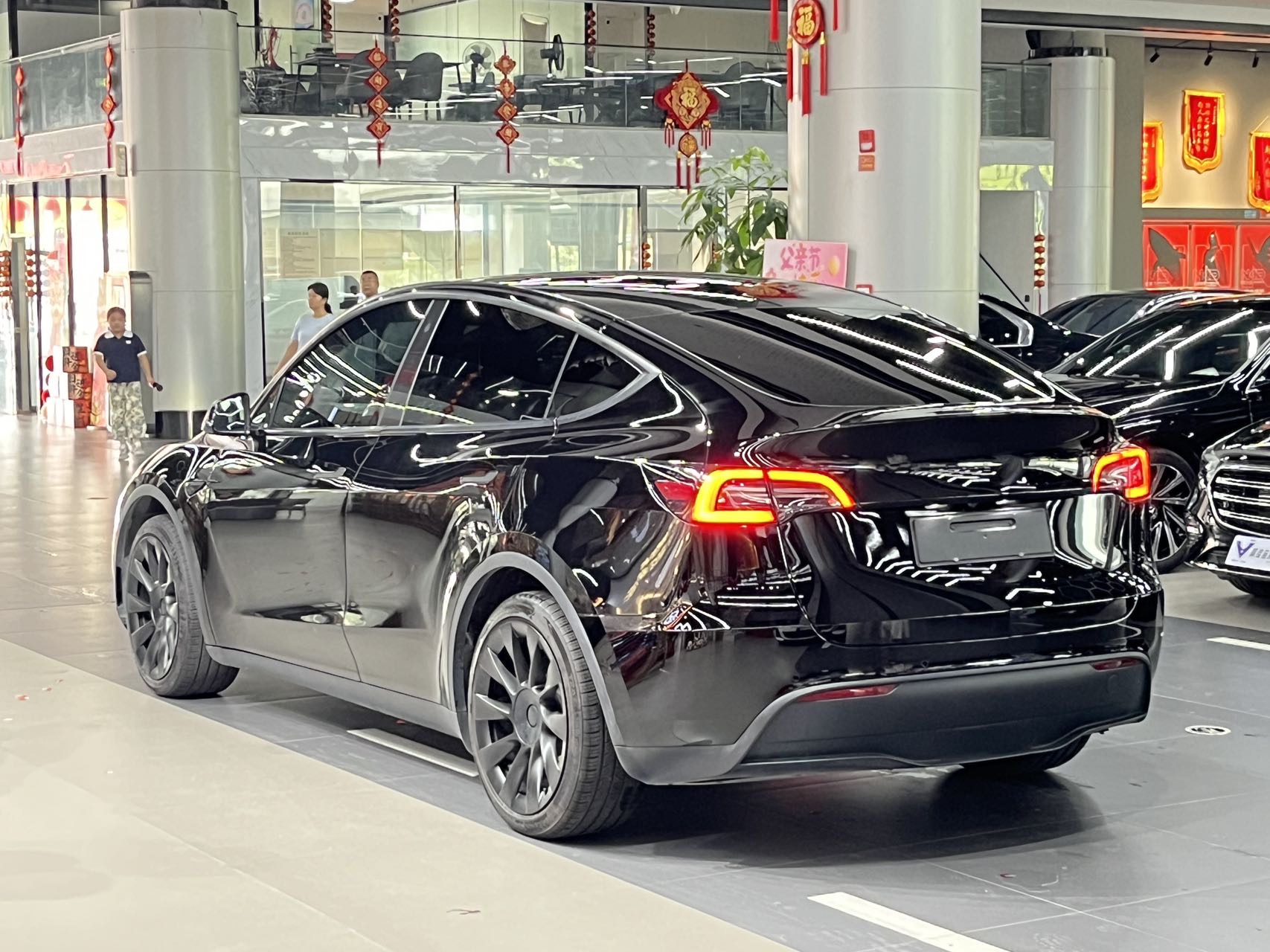 Tesla Model Y 2023 #9 Tesla Model Y 2023 car image #9