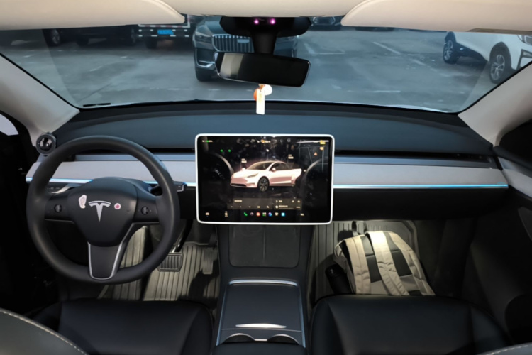 Tesla Model Y 2024 immagine di auto #10