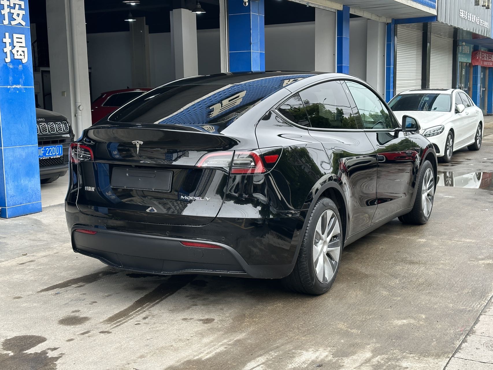 Tesla Model Y 2023 #4 Tesla Model Y 2023 car image #4