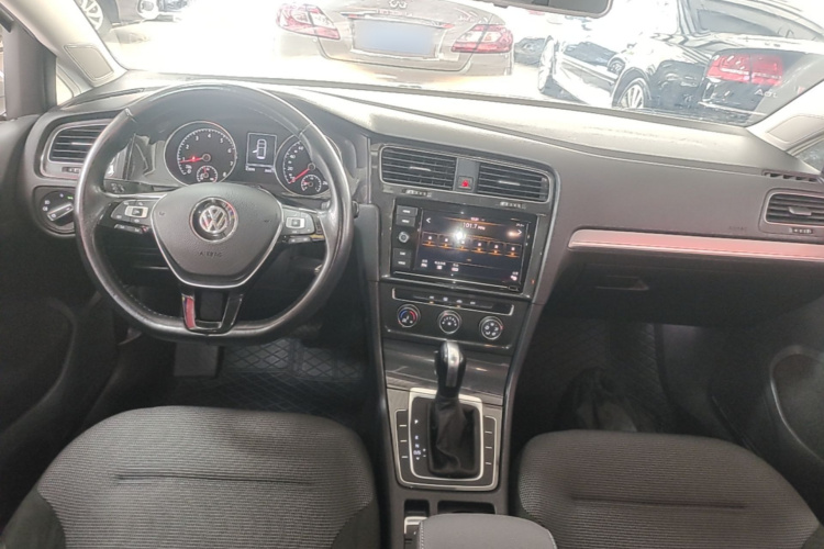 Volkswagen Golf 2019 car image #10