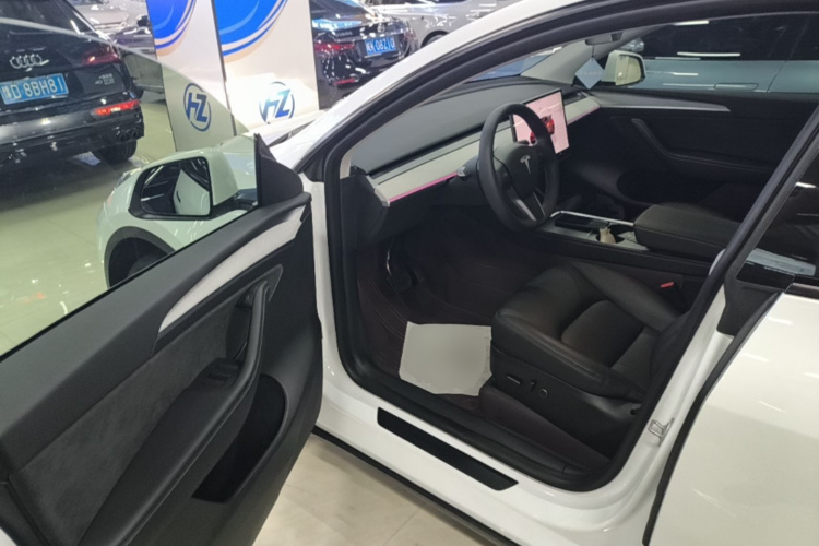 Tesla Model Y 2023 #16 Tesla Model Y 2023 car image #16