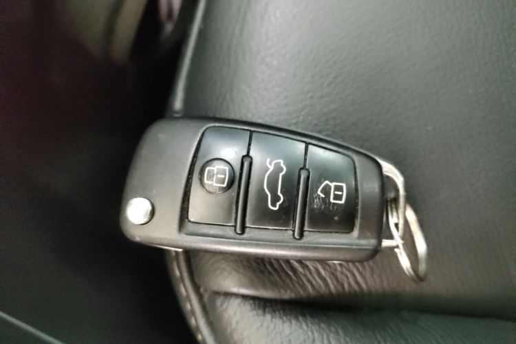 Audi Q3 2019 car image #12