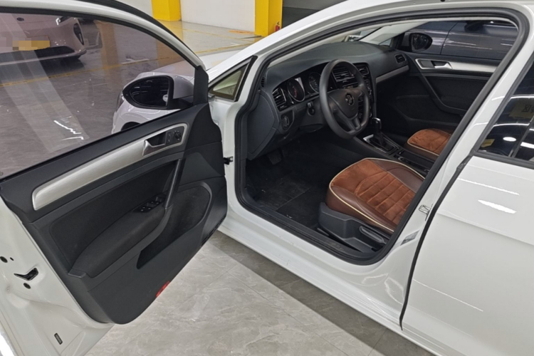 Volkswagen Golf 2018 car image #16