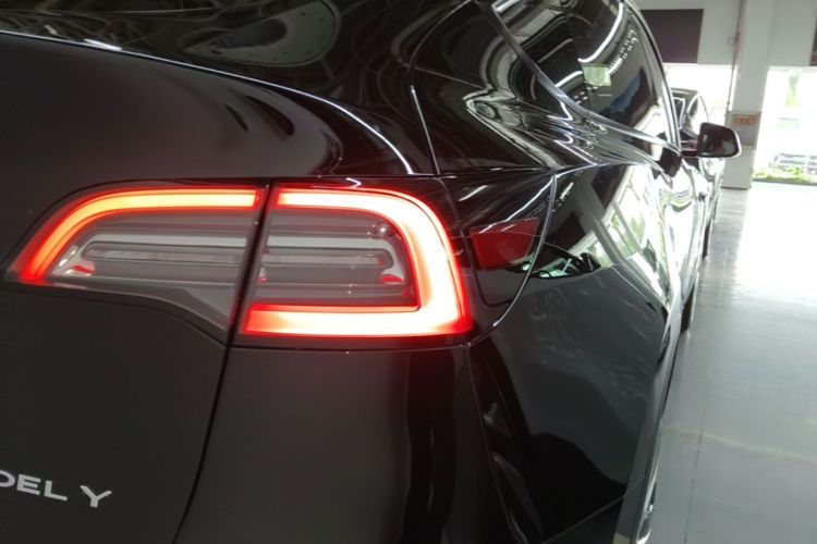 Tesla Model Y 2023 car image #8