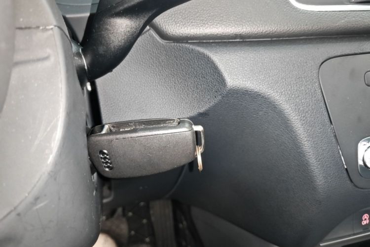 Audi Q3 2018 car image #9