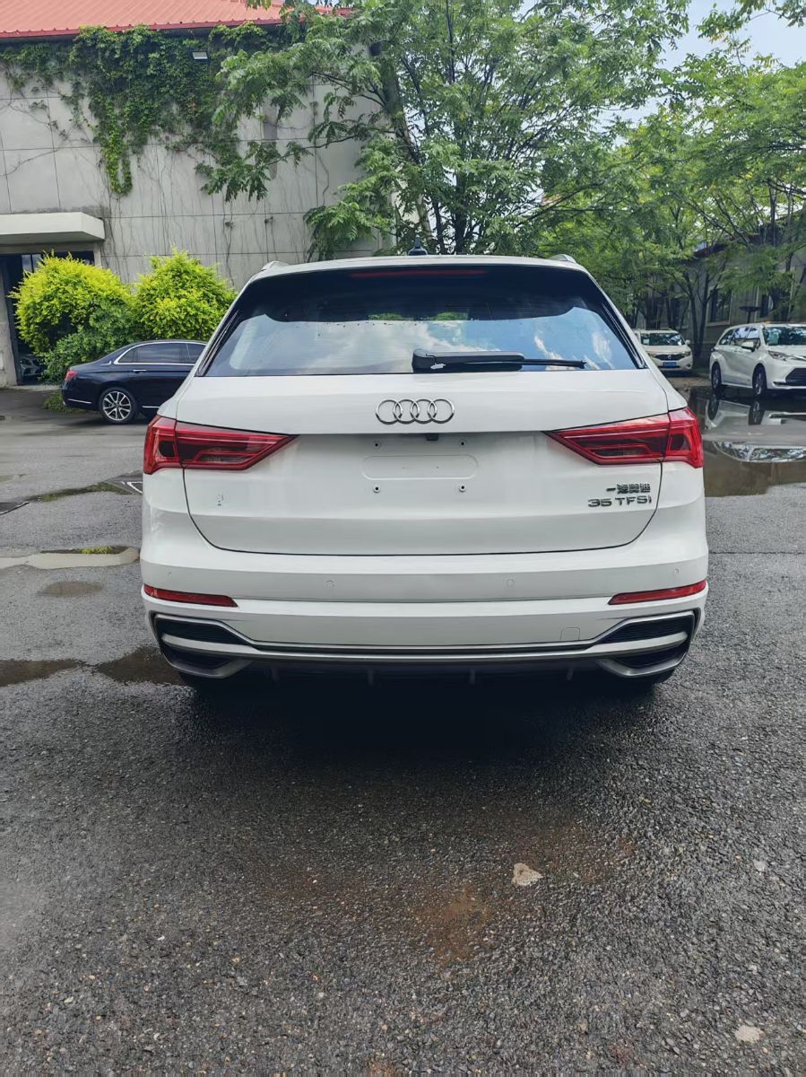Audi Q3 2023 car image #9