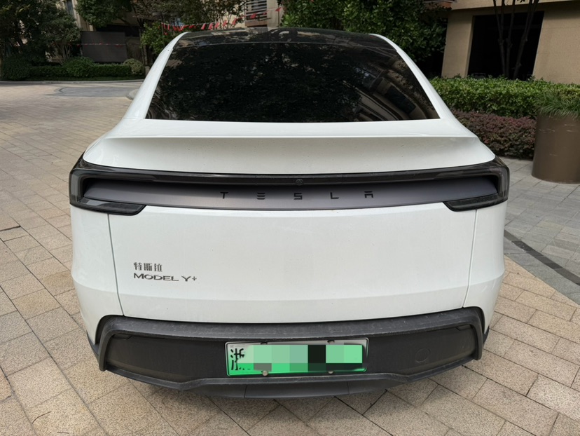 Tesla Model Y 2025 #6 Tesla Model Y 2025 car image #6