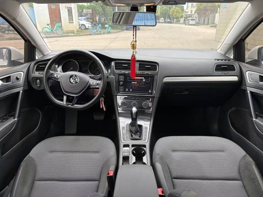 Volkswagen Golf 2019 car image #6