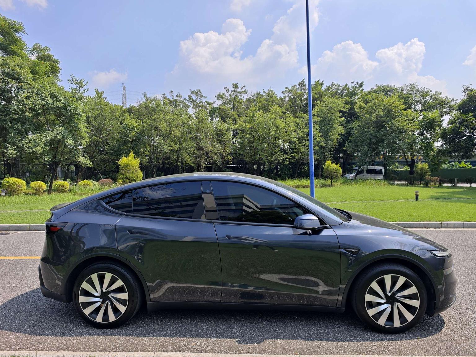 Tesla Model Y 2025 #5 Tesla Model Y 2025 car image #5