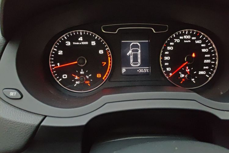 Audi Q3 2014 car image #16