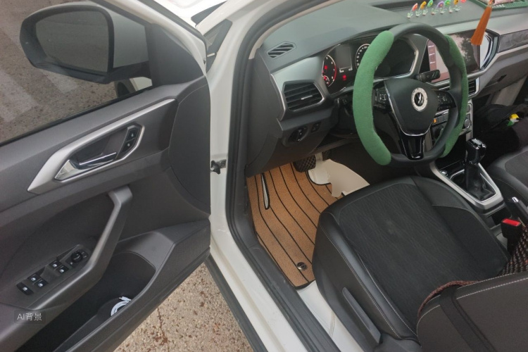 Volkswagen T-Cross 2021 #18 Volkswagen T-Cross 2021 car image #18