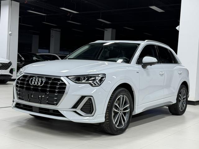 Audi Q3 2022 car image #28