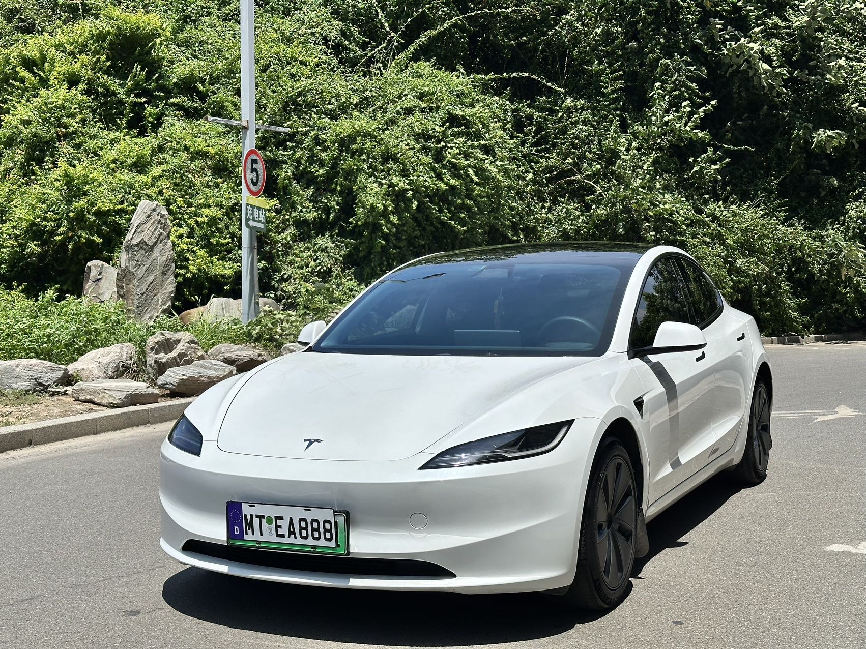 Tesla Model 3 2024 immagine di auto 