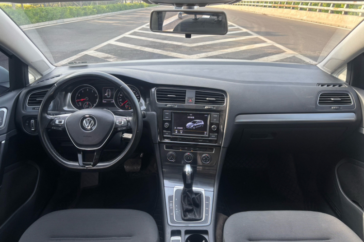 Volkswagen Golf 2018 car image #10