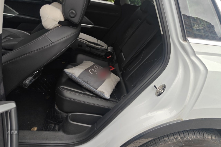 Audi Q3 2019 car image #19