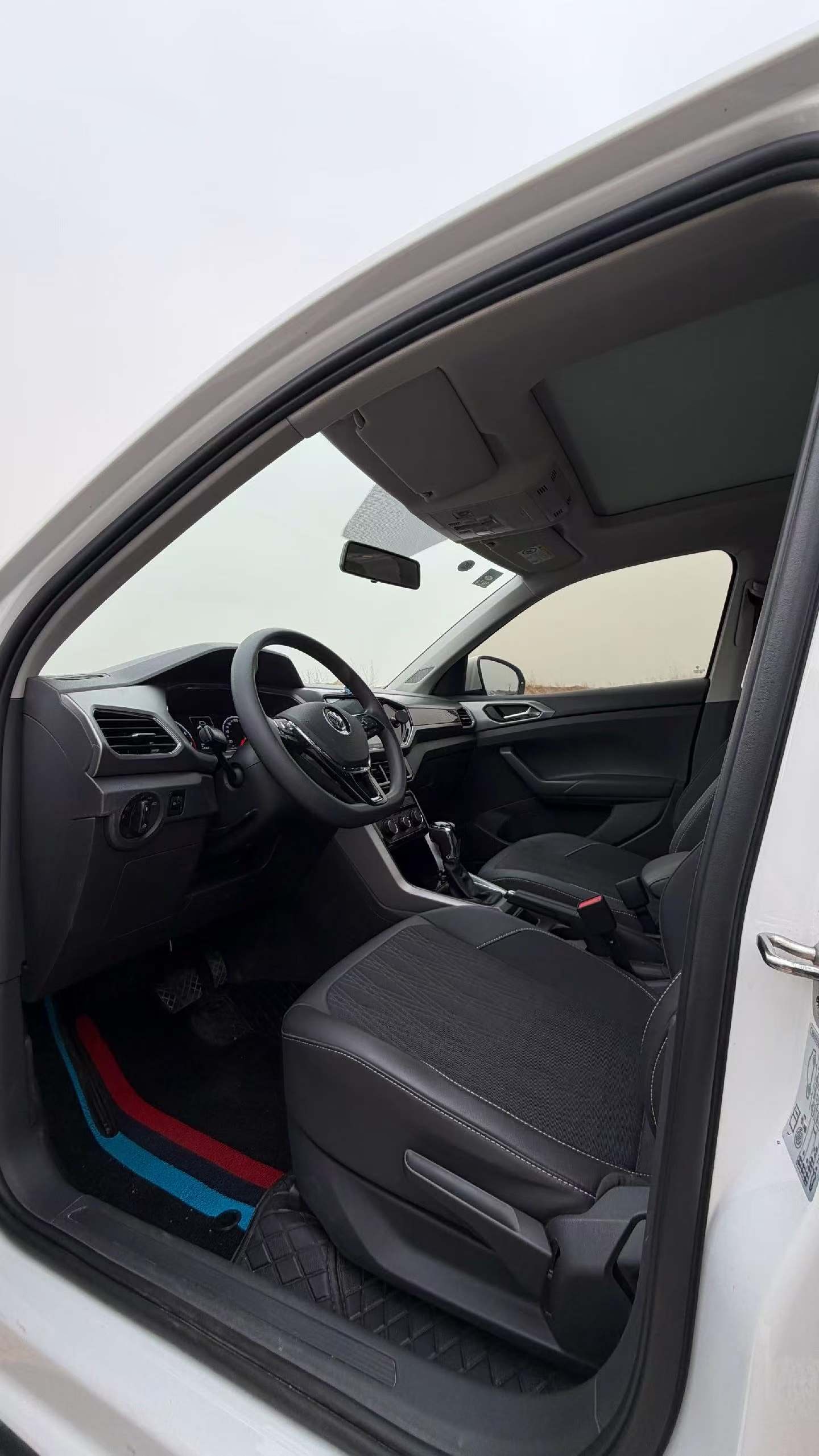 Volkswagen T-Cross 2020 car image #2