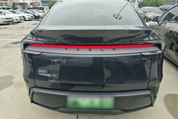 Tesla Model Y 2025 #6 Tesla Model Y 2025 car image #6