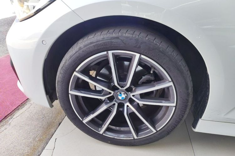 BMW 3 Series 2021 car image #9