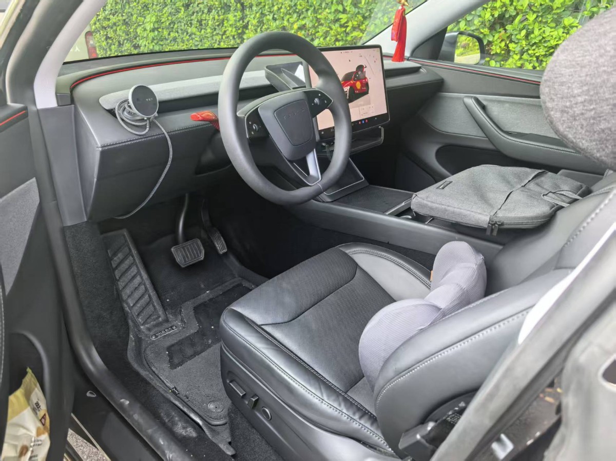 Tesla Model Y 2025 #2 Tesla Model Y 2025 car image #2