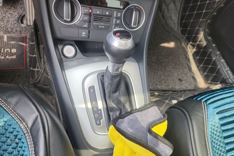 Audi Q3 2019 car image #16