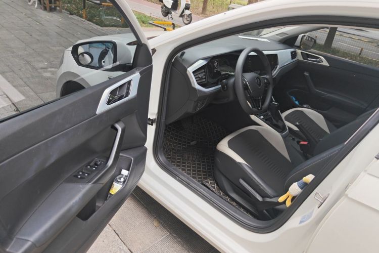 Volkswagen Polo 2021 car image #9